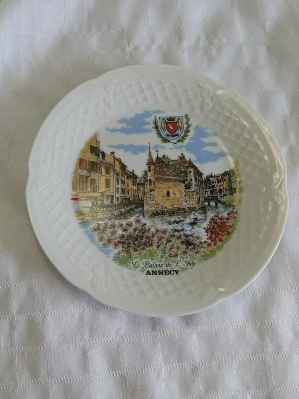 Vintage painted plate made of genuine porcelain, 5 1/2 inches in diameter